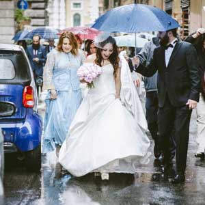 Coppia di sposi turchi con gli invitati sotto la pioggia a Roma, bride and groom under the rain